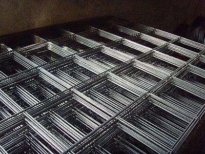 鋼絲網片是一種新型、高效節能、強化混凝土結構